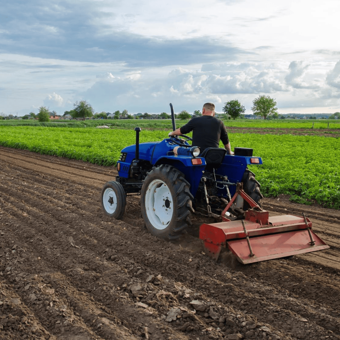 Preparazione del terreno con mezzi agricoli - Gruppo Padana s.s.